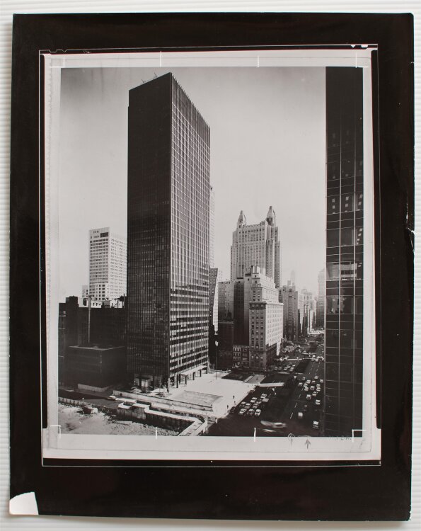 Unbekannt - Mies van der Rohe, Seagram Gebäude, New York City - Fotografie, Reproduktion - 1958