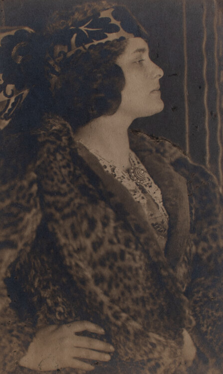 Trapp und Münch - Porträt Dame im Pelzmantel und Tuch im Haar - o.J. - Fotografie