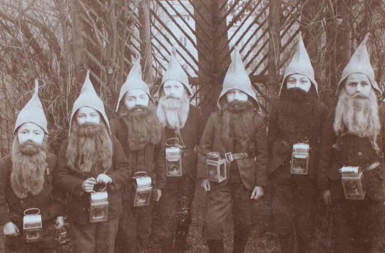 unbekannt - Die sieben Zwerge - Anfang 1900 - Fotografie