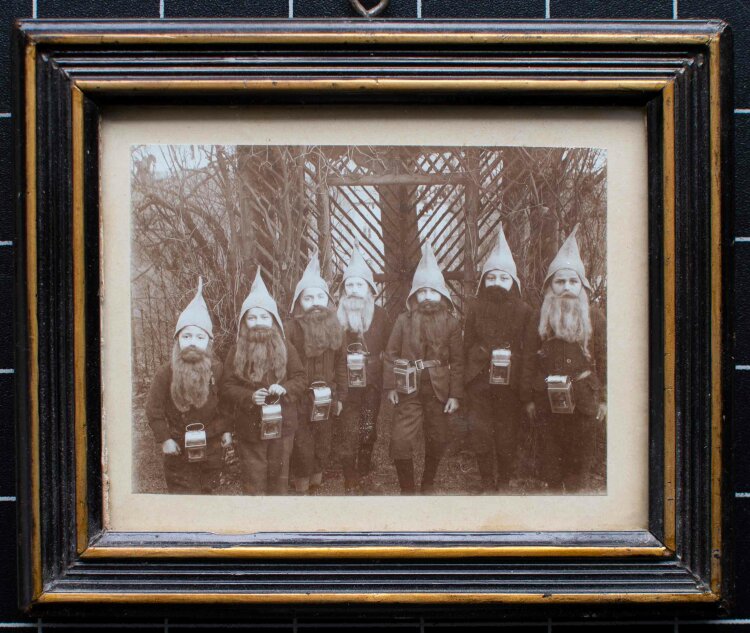 unbekannt - Die sieben Zwerge - Anfang 1900 - Fotografie
