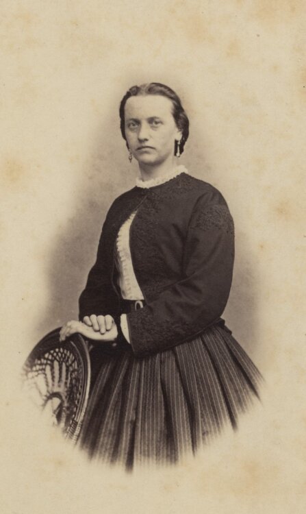 unbekannt - Stehende Frau - 1865 - Albuminabzug
