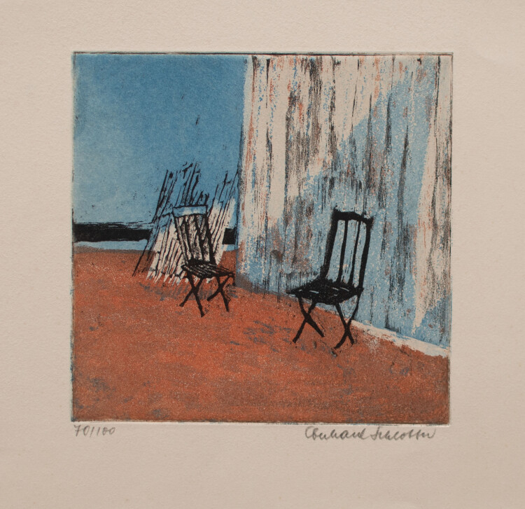 Eberhard Schlotter - Stühle vor einer Wand - o.J. - Farbradierung
