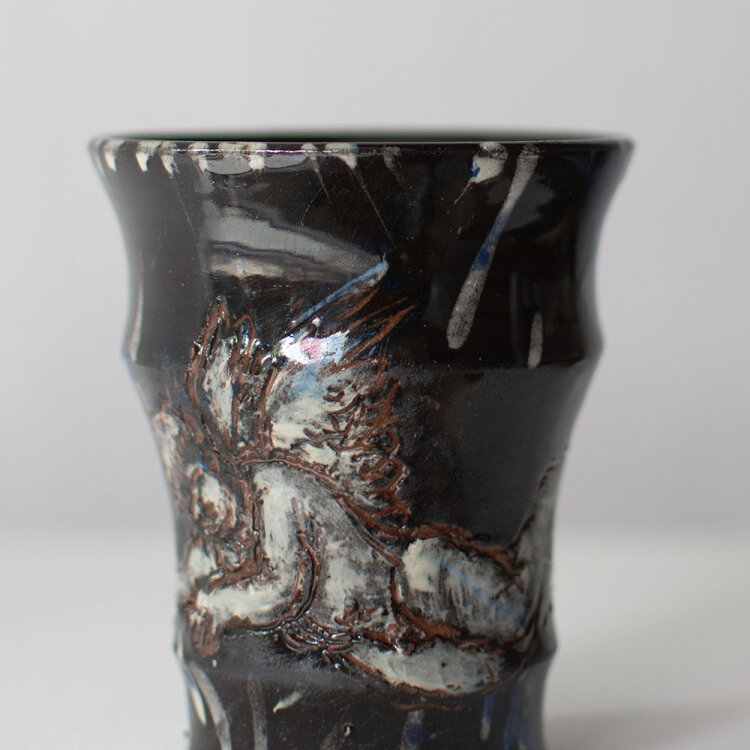 Rolf Walter - Geflügelter Putto - 2005 - Keramikbecher, außenseitig geritzt, handbemalt und glasiert