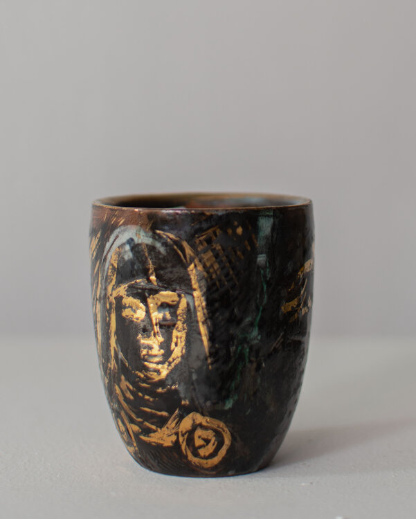 Rolf Walter - Fabelwesen - 2004 - Keramikbecher, außenseitig handbemalt, glasiert und partiell mit Goldfarbe bemalt