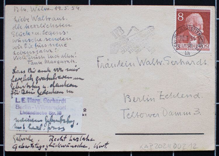 Lina Elisabeth Margarete Gerhardt - Fachwerkhaus zwischen Bäumen - 1954 - Farblinolschnitt und Farbstift  auf Postkarte