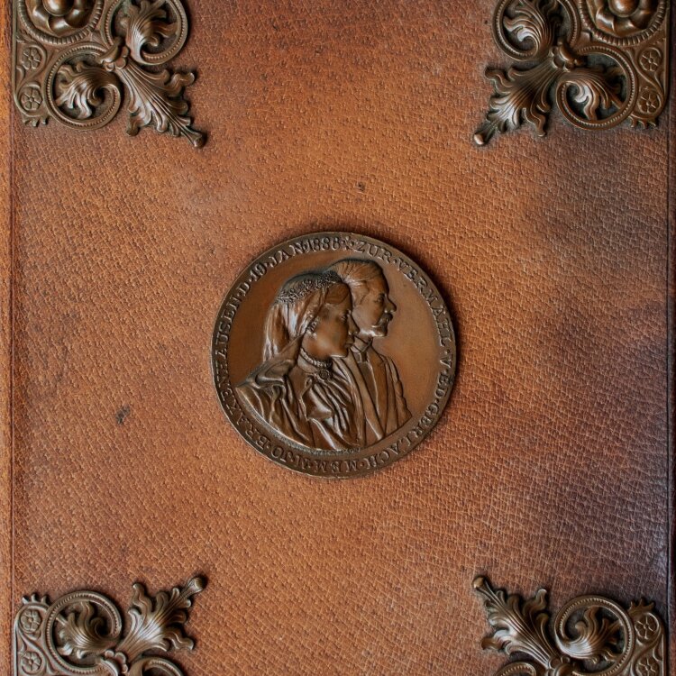 Ferdinand von Brakenhausen - Stammbuch des Medailleurs und preuß. Regierungsrates Ferdinand von Brakenhausen mit frontal applizierter bronzener Porträtmedaille und Eckenornamenten, auf der Innenseite mit eigenhändiger Widmung und rotem Lacksiegel. - nach