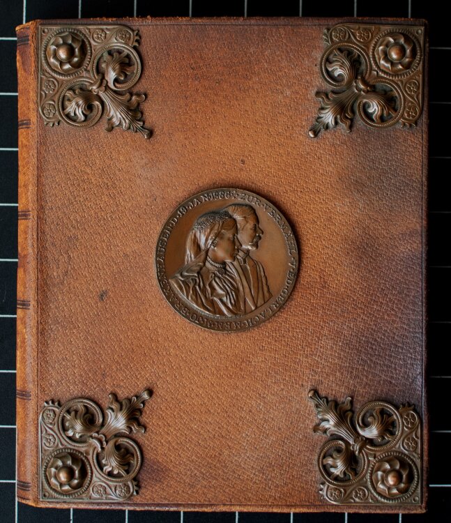 Ferdinand von Brakenhausen - Stammbuch des Medailleurs und preuß. Regierungsrates Ferdinand von Brakenhausen mit frontal applizierter bronzener Porträtmedaille und Eckenornamenten, auf der Innenseite mit eigenhändiger Widmung und rotem Lacksiegel. - nach