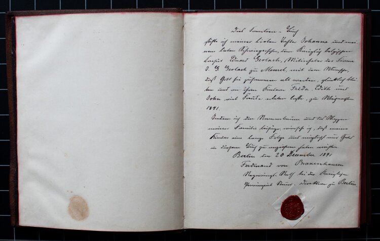 Ferdinand von Brakenhausen - Stammbuch des Medailleurs und preuß. Regierungsrates Ferdinand von Brakenhausen mit frontal applizierter bronzener Porträtmedaille und Eckenornamenten, auf der Innenseite mit eigenhändiger Widmung und rotem Lacksiegel. - nach