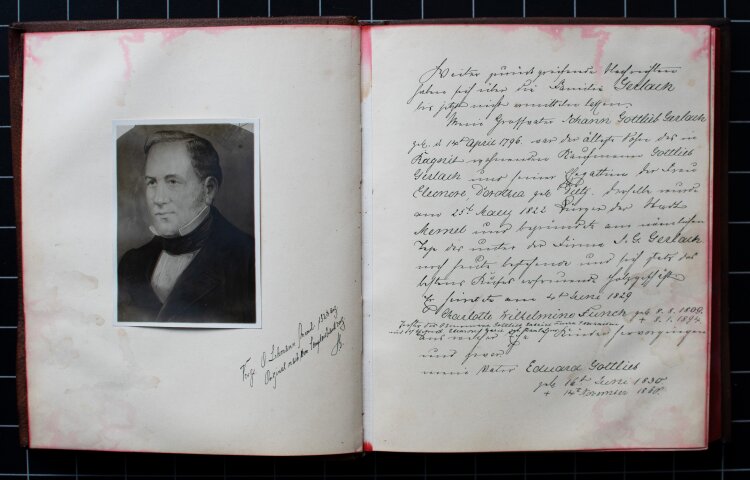 Ferdinand von Brakenhausen - Stammbuch des Medailleurs und preuß. Regierungsrates Ferdinand von Brakenhausen mit frontal applizierter bronzener Porträtmedaille und Eckenornamenten, auf der Innenseite mit eigenhändiger Widmung und rotem Lacksiegel. - nach