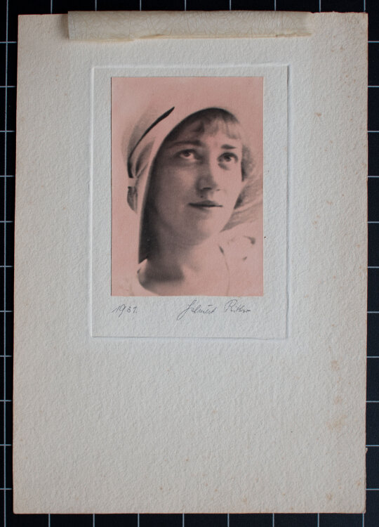 Helmut Ritter - Portrait einer jungen Frau mit Hut - 1931 - Bromöldruck (?)