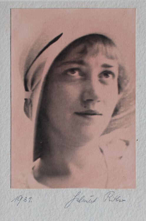 Helmut Ritter - Portrait einer jungen Frau mit Hut - 1931 - Bromöldruck (?)