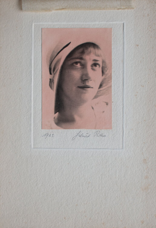 Helmut Ritter - Portrait einer jungen Frau mit Hut - 1931 - Bromöldruck (?)