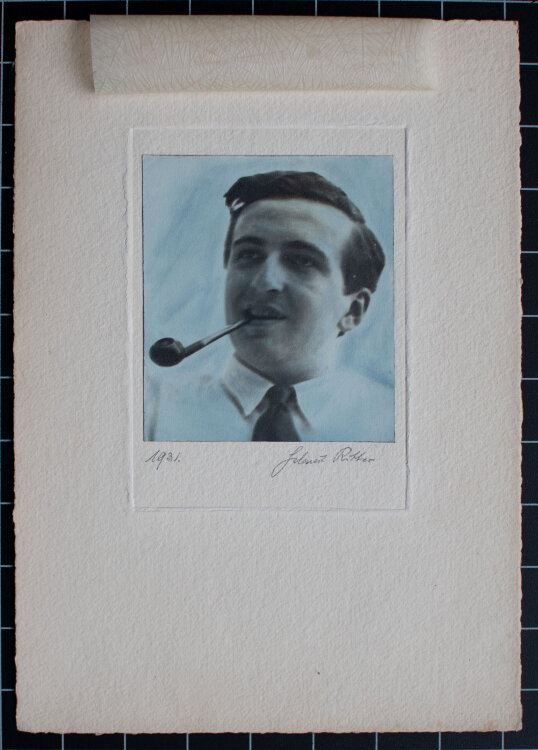 Helmut Ritter - Portrait eines jungen Mannes mit Pfeife - 1931 - Bromöldruck (?)