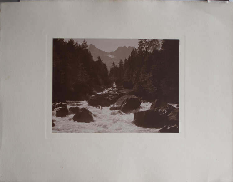 unbekannt - Berglandschaft mit Flußlauf - undatiert - Fotografie, Abzug