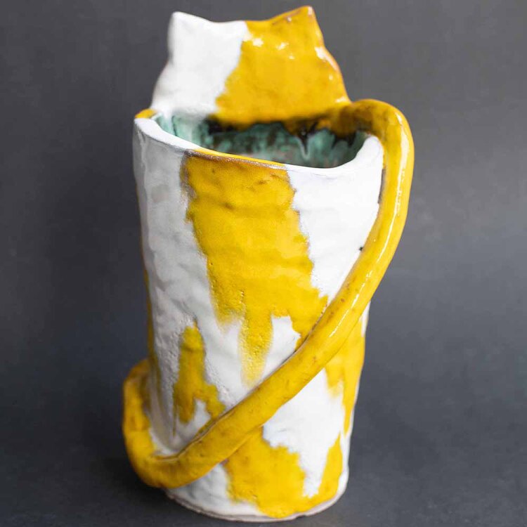 Yuko Takatsudo - Cats purr thunder (Vase in Katzenform) - 2018 - Keramik, handbemalt und glasiert