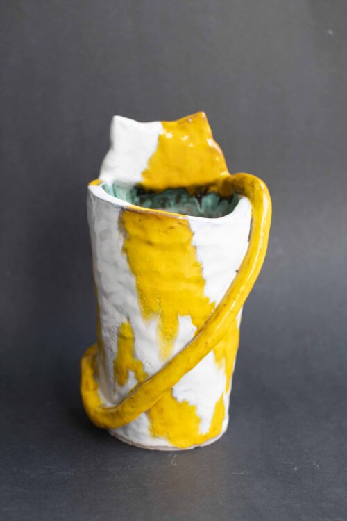 Yuko Takatsudo - Cats purr thunder (Vase in Katzenform) - 2018 - Keramik, handbemalt und glasiert