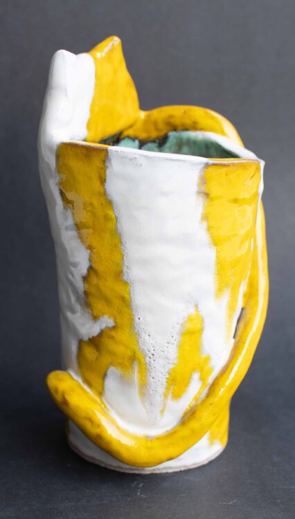 Yuko Takatsudo - Cats purr thunder (Vase in Katzenform) - 2018 - Keramik, handbemalt und glasiert
