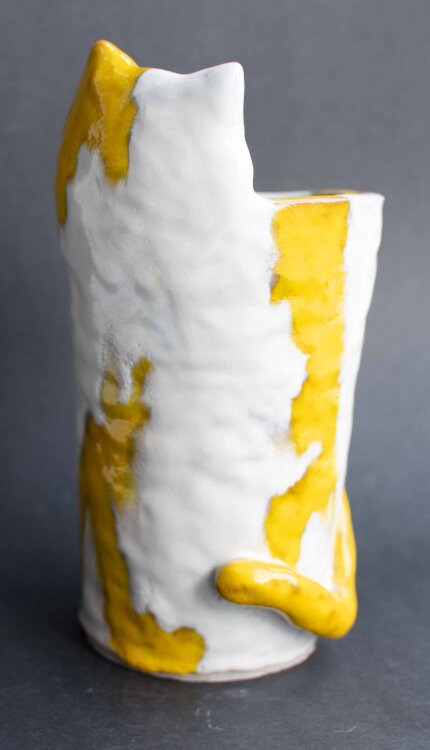 Yuko Takatsudo - Cats purr thunder (Vase in Katzenform) - 2018 - Keramik, handbemalt und glasiert