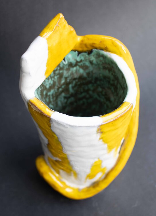 Yuko Takatsudo - Cats purr thunder (Vase in Katzenform) - 2018 - Keramik, handbemalt und glasiert