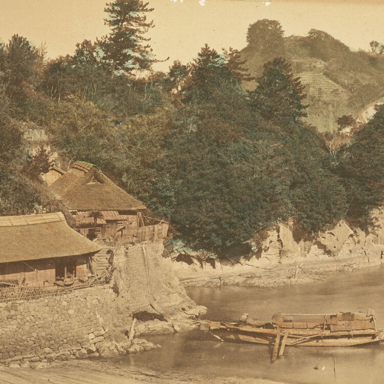 Unbekannt - Japanische Siedlung am Fluss - um 1880/1890 - Albuminabzug, teilkoloriert