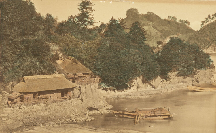 Unbekannt - Japanische Siedlung am Fluss - um 1880/1890 - Albuminabzug, teilkoloriert