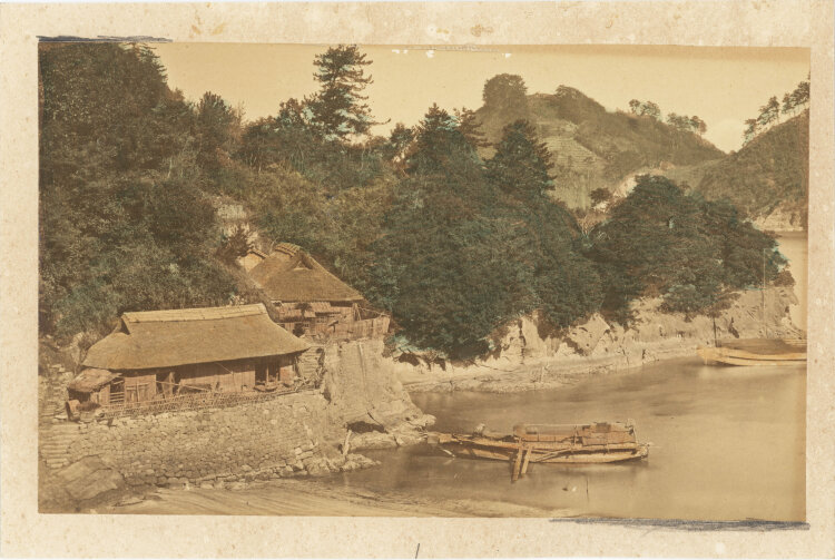 Unbekannt - Japanische Siedlung am Fluss - um 1880/1890 - Albuminabzug, teilkoloriert