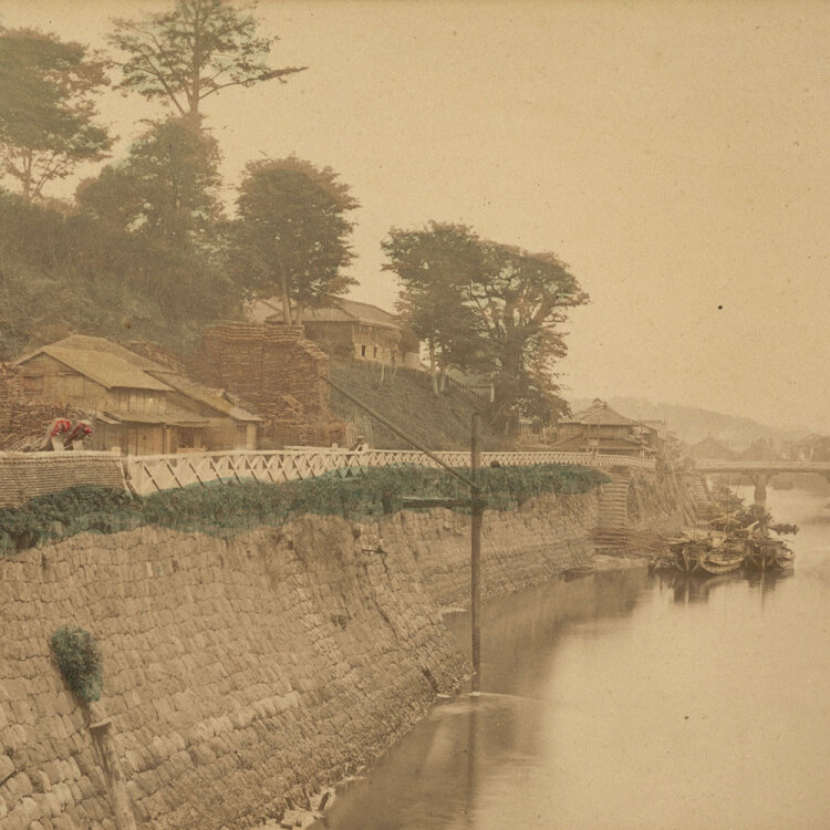 Unbekannt - Japanische Siedlung am Kanal - um 1880/1890 - Albuminabzug, teilkoloriert