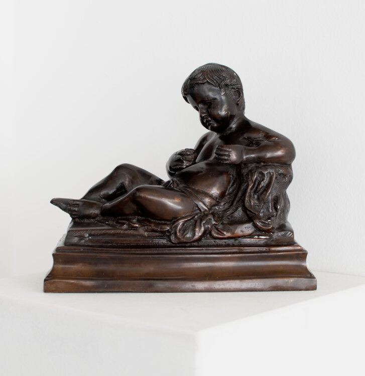 Flämischer Bildhauer des 17./18. Jhd. - Sitzender Putto mit Blüte - um 1700 - Bronzehohlguss, braun patiniert