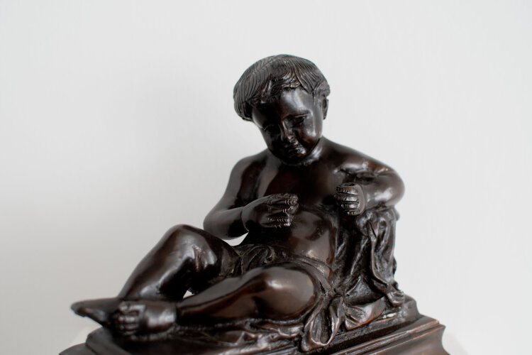 Flämischer Bildhauer des 17./18. Jhd. - Sitzender Putto mit Blüte - um 1700 - Bronzehohlguss, braun patiniert