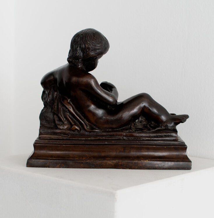 Flämischer Bildhauer des 17./18. Jhd. - Sitzender Putto mit Blüte - um 1700 - Bronzehohlguss, braun patiniert