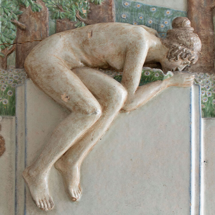 unbekannt - Trinkende Nymphe, Brunnenfragment - undatiert - Keramik, handbemalt