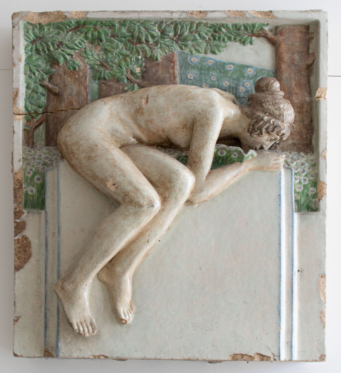 unbekannt - Trinkende Nymphe, Brunnenfragment - undatiert - Keramik, handbemalt