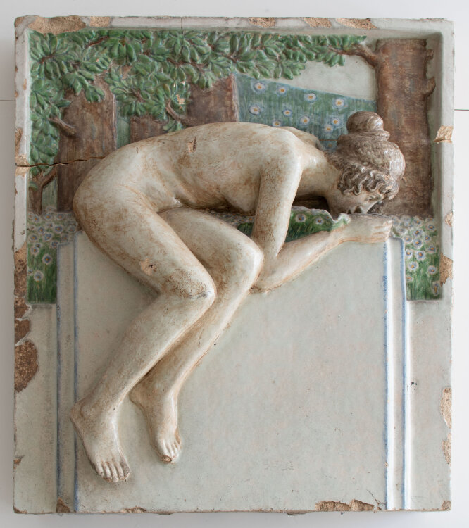 unbekannt - Trinkende Nymphe, Brunnenfragment - undatiert - Keramik, handbemalt