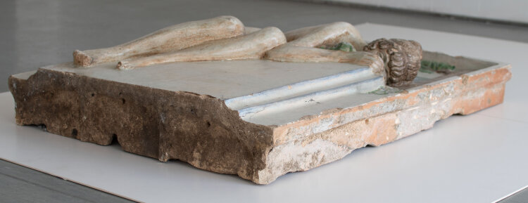 unbekannt - Trinkende Nymphe, Brunnenfragment - undatiert - Keramik, handbemalt