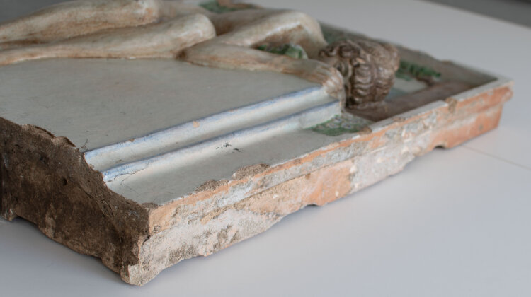 unbekannt - Trinkende Nymphe, Brunnenfragment - undatiert - Keramik, handbemalt