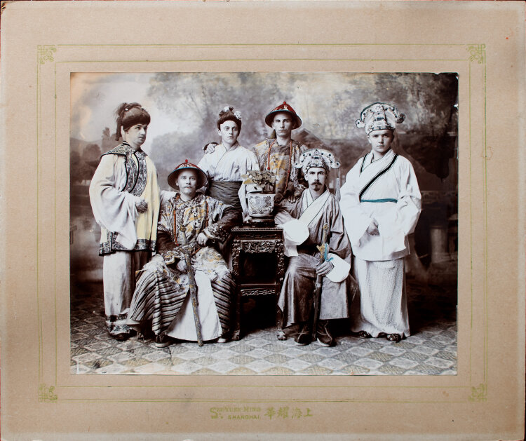 Sze Yuen Ming (Yao Hua) Studio - Deutsche Soldaten in chinesischen Trachten - 1900-1910 - Teilkolorierter Albuminabzug
