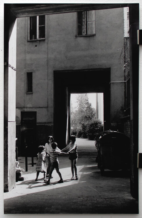 Gisela Franke - Sommer, Sonne, Bewegung - In der Winterfeldstr. - 1986 - Schwarz-Weiß-Fotografie