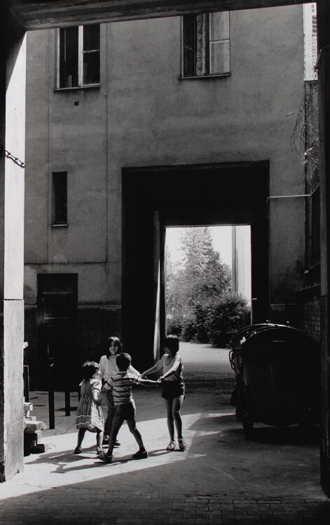 Gisela Franke - Sommer, Sonne, Bewegung - In der Winterfeldstr. - 1986 - Schwarz-Weiß-Fotografie