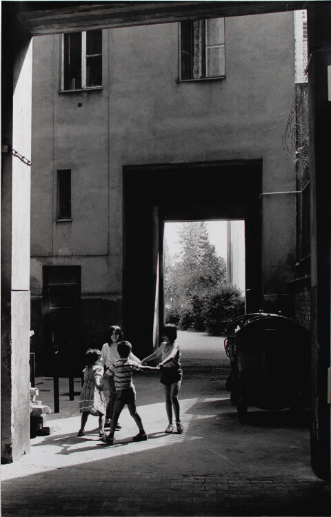 Gisela Franke - Sommer, Sonne, Bewegung - In der Winterfeldstr. - 1986 - Schwarz-Weiß-Fotografie
