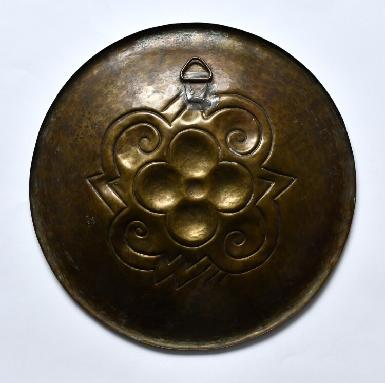 Karl Gehle - Art Nouveau-Schale mit Ornamenten - um 1924 - handgehämmertes Messing