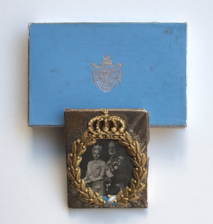 Hofatelier Elvira - Zuckerkonfekt mit Fotografie Ludwigs III. von Bayern und Marie Therese von Österreich-Este - um 1910 - Zucker, Gips und Papier