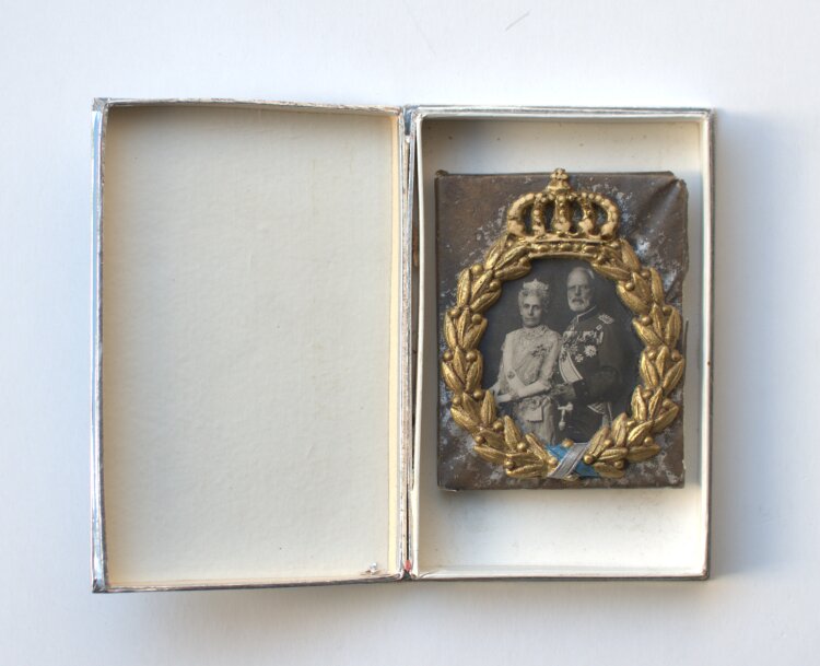 Hofatelier Elvira - Zuckerkonfekt mit Fotografie Ludwigs III. von Bayern und Marie Therese von Österreich-Este - um 1910 - Zucker, Gips und Papier