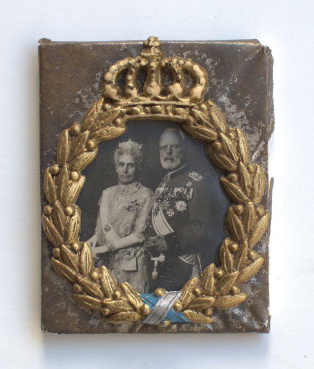 Hofatelier Elvira - Zuckerkonfekt mit Fotografie Ludwigs III. von Bayern und Marie Therese von Österreich-Este - um 1910 - Zucker, Gips und Papier