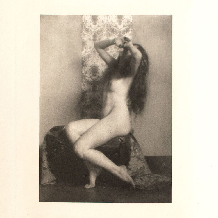 Josef Pécsi - Frauenakt vor Ornamenttapete - 1922 - Heliogravur