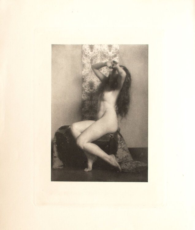 Josef Pécsi - Frauenakt vor Ornamenttapete - 1922 - Heliogravur