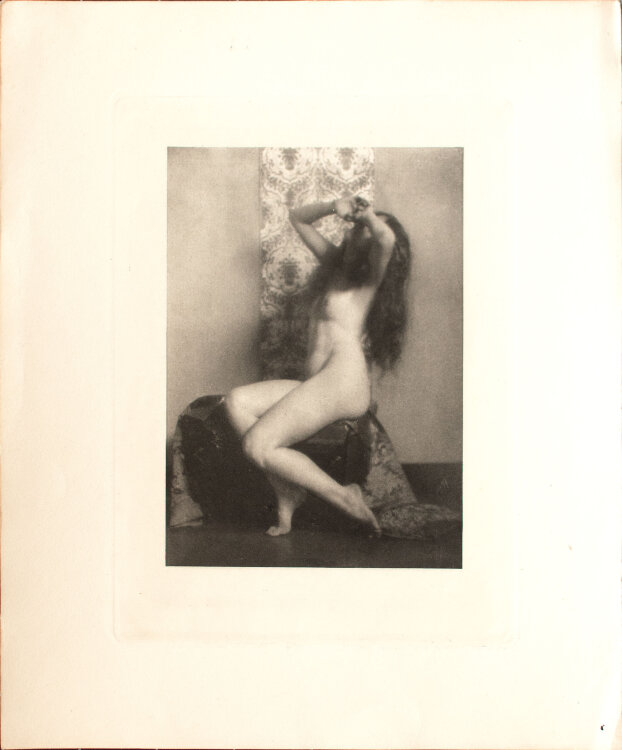 Josef Pécsi - Frauenakt vor Ornamenttapete - 1922 - Heliogravur
