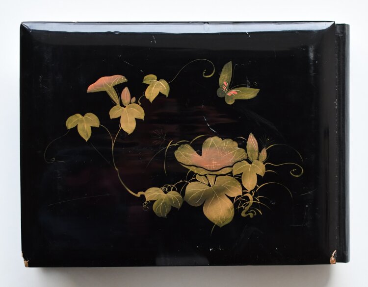 Hung-Tao & Co - Historisches Fotoalbum mit Tsukomogami-Darstellung - um 1904 - Seide, Lack, Naturmaterialien, Aquarell