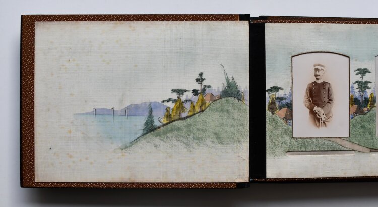 Hung-Tao & Co - Historisches Fotoalbum mit Tsukomogami-Darstellung - um 1904 - Seide, Lack, Naturmaterialien, Aquarell