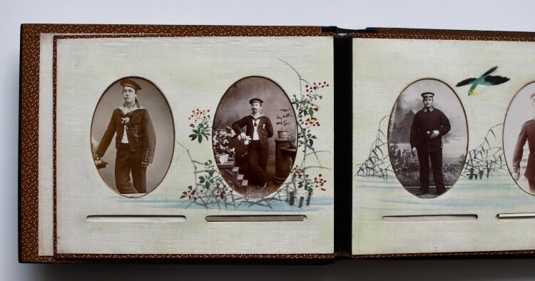 Hung-Tao & Co - Historisches Fotoalbum mit Tsukomogami-Darstellung - um 1904 - Seide, Lack, Naturmaterialien, Aquarell