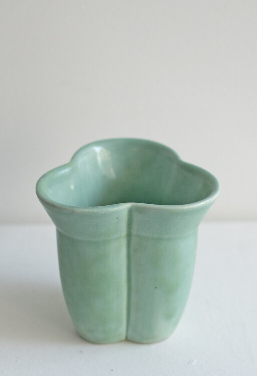Werner Gothein, Steingutfabrik Velten-Vordamm - Türkise Vase, dreipassig - Um 1927 - Keramik, handbemalt